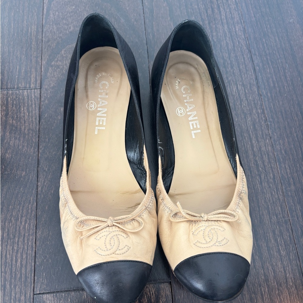 Vintage CHANEL Two-Tone Black and Cream Flats
